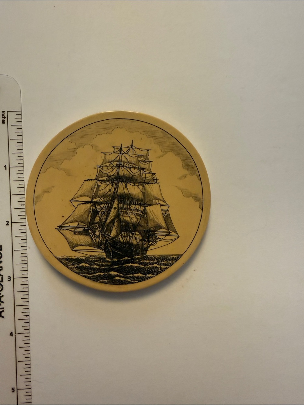 Vintage Barlow “scrimshaw” coasters in synthetic resin. Ca. 1978-1984. - Picture 2 of 5